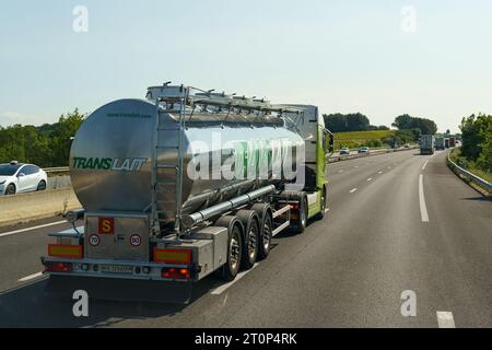 Vienne, Frankreich - 16. Mai 2023: Transport flüssiger chemischer Produkte auf der Straße entlang der Autobahn. Logistikkonzept. Stockfoto