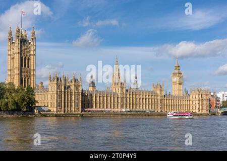 London Eye River Cruise Boat und Houses of Parliament auf der Themse, London Borough of Lambeth, Greater London, England, Vereinigtes Königreich Stockfoto