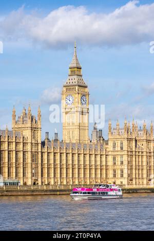 London Eye River Cruise Boat und Houses of Parliament auf der Themse, London Borough of Lambeth, Greater London, England, Vereinigtes Königreich Stockfoto