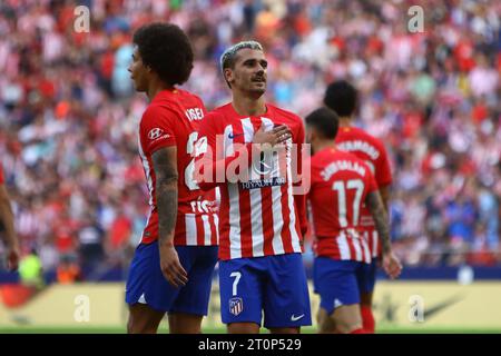 Madrid, Spanien. Oktober 2023. Atletico´s Griezmann feiert mit Fans am 9. Tag des La Liga EA Sports Match zwischen Atletico de Madrid und Real Sociedad im Civitas Metropolitano Stadium in Madrid, Spanien, am 8. Oktober 2023. Quelle: Edward F. Peters/Alamy Live News Stockfoto