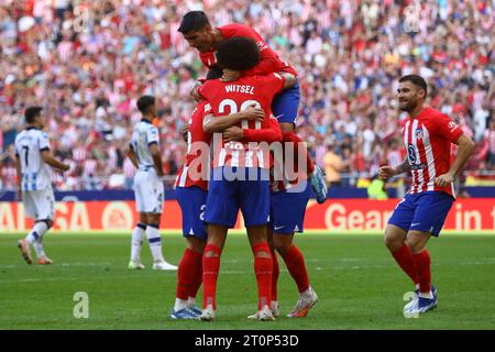 Madrid, Spanien. Oktober 2023. Die Spieler von Atletico de Madrid feiern am 9. Tag des La Liga EA Sports Match zwischen Atletico de Madrid und Real Sociedad im Civitas Metropolitano Stadium in Madrid, Spanien, am 8. Oktober 2023. Quelle: Edward F. Peters/Alamy Live News Stockfoto