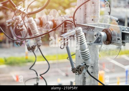 Präzise Sicherung für Hochspannungsverteilung, Abschaltung oder Ausfallsicherung, 27 kV-Typ im städtischen Stromversorgungssystem Stockfoto