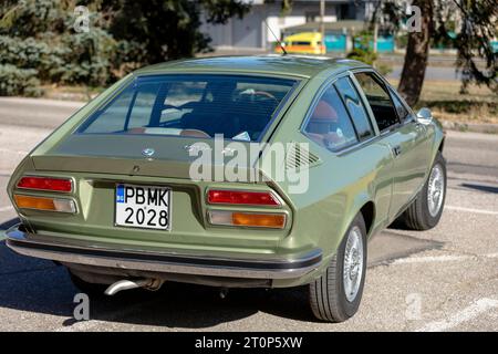 Sofia, Bulgarien - 08. Oktober 2023: Herbst Retro Basar in Sofia auf alten oder Retro-Autos, Ersatzteilen, sozialistische und westliche Autoliteratur, Alfa Romeo Stockfoto