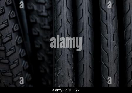 Reifenprofil für Fahrradräder. Schwarzer Fahrradreifen für Straßenstraßen und Mountainbike-Strecken als Hintergrund Stockfoto