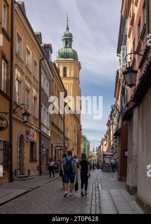 Touristen in engen Gassen in der Altstadt, Warschau, Polen Stockfoto