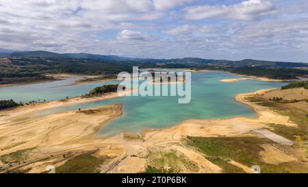 Drohnenfoto des Montbel-Sees in der Region Ariege, Südfrankreich. Stockfoto