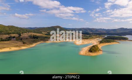 Drohnenfoto des Montbel-Sees in der Region Ariege, Südfrankreich. Stockfoto