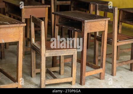 Alte Schulmöbel aus Holz. Tischset und Stuhl für Schulkinder, die niemand verwittert benutzt hat Stockfoto
