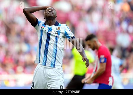 Madrid, Spanien. Oktober 2023. Umar Sadiq von Real Sociedad reagiert auf das Spiel der La Liga zwischen Atletico de Madrid und Real Sociedad, das am 8. Oktober im Civitas Metropolitano Stadium in Madrid ausgetragen wurde. (Foto: Cesar Cebolla/PRESSINPHOTO) Credit: PRESSINPHOTO SPORTS AGENCY/Alamy Live News Stockfoto