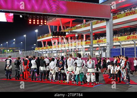 Doha, Katar. Oktober 2023. Fahrer, während das Raster die Nationalhymne beobachtet. 08.10.2023. Formel-1-Weltmeisterschaft, Rd 18, Großer Preis Von Katar, Doha, Katar, Wettkampftag. Das Foto sollte lauten: XPB/Press Association Images. Quelle: XPB Images Ltd/Alamy Live News Stockfoto