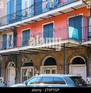 NEW ORLEANS, LA, USA - 17. SEPTEMBER 2023: Dreistöckiges historisches Gebäude mit Coop's Place Restaurant und Tavern im unteren Stockwerk der Decatur Street Stockfoto