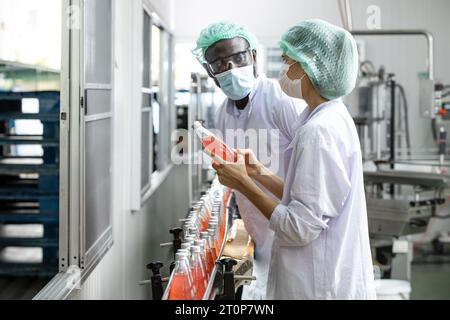 Getränkefabrik QK-Auditmitarbeiter Qualitätssicherung Mitarbeiterteam arbeitet. Hygienebeauftragter saubere Standardprüfung der Prozessinspektion in der Anlagenproduktion Stockfoto