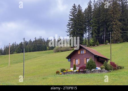 Holzhaus mit Garten im Emmental im Kanton Bern in der Schweiz Stockfoto