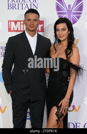 Jermaine Jenas und Ellie Penfold kommen für die Pride of Britain Awards im Grosvenor House Hotel in London an. Bilddatum: Sonntag, 8. Oktober 2023. Stockfoto