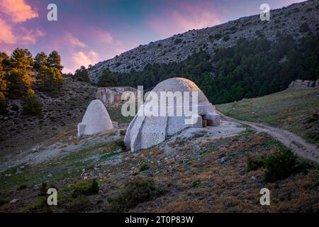 Restaurierter Schneebrunnen in Sierra Espuña, Region Murcia, Spanien, an der Ostwand, mit Morgenlicht Stockfoto