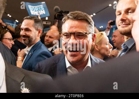 Wiesbaden GER, Landtagswahl Hessen, Wahlabend im Landtag, 08.10.2023 Boris Rhein CDU freut sich, GER, Landtagswahl Hessen, Wahlabend im Hessichen Landtag, 08.10.2023 *** Wiesbaden GER, Landtagswahl Hessen, Wahlabend im landtag, 08 10 2023 Boris Rhein CDU freut sich, GER, Landtagswahl Hessen, Wahlabend im hessischen landtag, 08 10 2023 Copyright: xEibner-Pressefoto/FlorianxWieganx EP FWD Credit: Imago/Alamy Live News Stockfoto