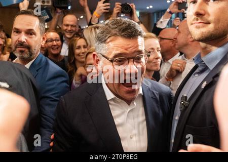 Wiesbaden GER, Landtagswahl Hessen, Wahlabend im Landtag, 08.10.2023 Boris Rhein CDU freut sich, GER, Landtagswahl Hessen, Wahlabend im Hessichen Landtag, 08.10.2023 *** Wiesbaden GER, Landtagswahl Hessen, Wahlabend im landtag, 08 10 2023 Boris Rhein CDU freut sich, GER, Landtagswahl Hessen, Wahlabend im hessischen landtag, 08 10 2023 Copyright: xEibner-Pressefoto/FlorianxWieganx EP FWD Credit: Imago/Alamy Live News Stockfoto