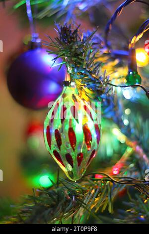 Weihnachtsschmuck an Weihnachtsbaum Stockfoto