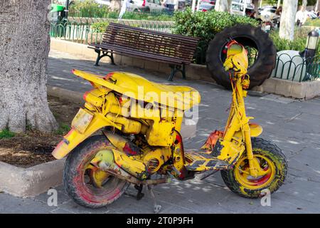 Gelbes, selbstgemachtes Oldtimer-Motorrad, das auf einer Straße in Rhodos geparkt ist Stockfoto