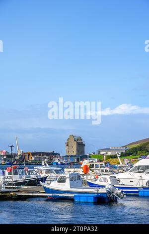 Scalloway Castle. Das Schloss und der Hafen in Scalloway, Festland, Shetland, Schottland, Großbritannien Stockfoto