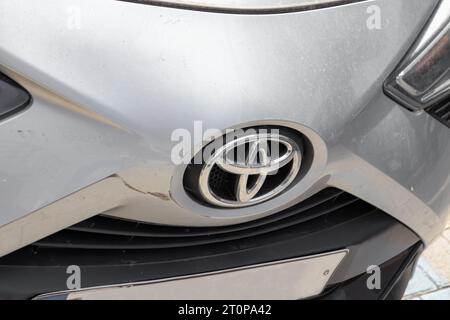 TOYOTA-Logo auf der vorderen Motorhaube des silbernen Autos Stockfoto