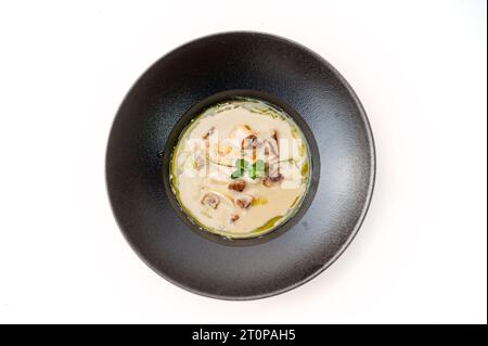 Pilzcremesuppe mit Hühnchen. Essen im asiatischen Stil isoliert. Hochwertige Fotos. Stockfoto