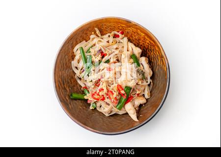 Thai-Udon-Nudeln in einem braunen Teller, Blick von oben isoliert. Essen im asiatischen Stil. Hochwertige Fotos. Stockfoto