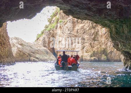 Wied iz Zurrieq, Malta, 2. Mai 2023. Die Blaue Höhle und die Gruppe von Meereshöhlen in ihrer Umgebung bilden eine der schönsten Naturlandschaften in Stockfoto