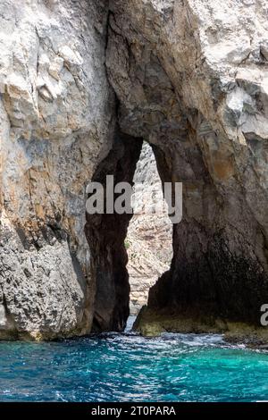 Wied iz Zurrieq, Malta, 2. Mai 2023. Die Blaue Höhle und die Gruppe von Meereshöhlen in ihrer Umgebung bilden eine der schönsten Naturlandschaften in Stockfoto