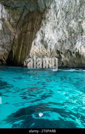 Wied iz Zurrieq, Malta, 2. Mai 2023. Die Blaue Höhle und die Gruppe von Meereshöhlen in ihrer Umgebung bilden eine der schönsten Naturlandschaften in Stockfoto