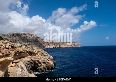 Wied iz Zurrieq, Malta, 2. Mai 2023. Eine Reihe von Meereshöhlen rund um die Blaue Grotte. Sie bilden eine der schönsten Naturlandschaften Maltas. Stockfoto