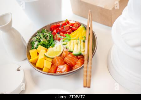 Poke Schüssel mit Lachs auf weißem Hintergrund. Draufsicht. Hochwertige Fotos Stockfoto