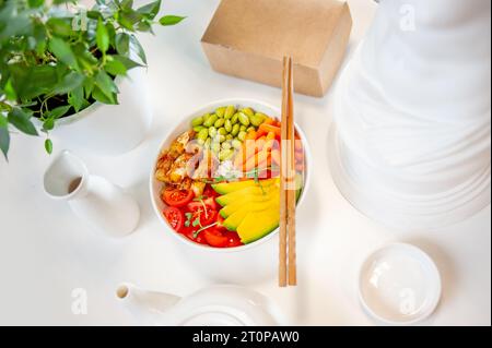 Vegetarische Poke Bowl mit Spargel und Edamame-Bohnen auf weißem Hintergrund. Draufsicht. Hochwertige Fotos. Stockfoto