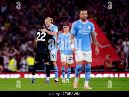 Arsenal-Torhüter David Raya (links) umarmt den Erling Haaland von Manchester City am Ende des Premier League-Spiels im Emirates Stadium in London. Bilddatum: Sonntag, 8. Oktober 2023. Stockfoto