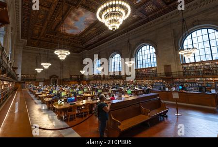 NEW YORK PUBLIC LIBRARY, USA - 18. SEPTEMBER 2023. Ein Panorama-Innenraum von lesenden und forschenden Studierenden in der historischen Rosenhauptlesung Stockfoto