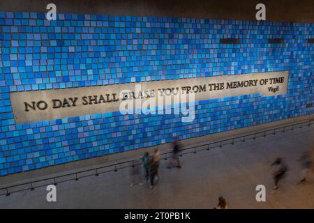 9/11 MEMORIAL AND MUSEUM, NEW YORK, USA - 16. SEPTEMBER 2023. Die Gedenkmauer in der Memorial Hall am National September 11 Memorial an Stockfoto