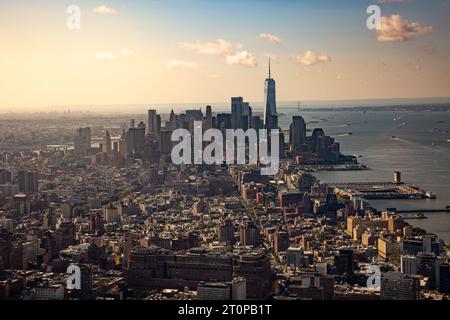 LOWER MANHATTAN, NEW YORK, USA - 16. SEPTEMBER 2023. Ein Blick auf Lower Manhattan und das Finanzviertel mit Blick auf das Meer von der Ed Stockfoto