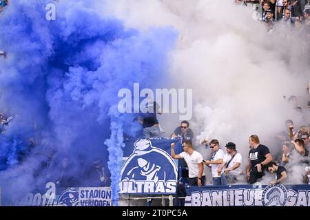 Gent, Belgien. Oktober 2023. Gents Fans wurden am Sonntag, den 08. Oktober 2023, in Gent am 10. Tag der Saison 2023-2024 der ersten Liga der „Jupiler Pro League“ der belgischen Meisterschaft zu Beginn eines Fußballspiels zwischen KAA Gent und KRC Genk vorgestellt. BELGA FOTO LAURIE DIEFFEMBACQ Credit: Belga News Agency/Alamy Live News Stockfoto