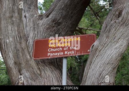 Kirche Panayia Kyra Schild am Eingang für die 300 Stufen Wanderung zur Klosterkirche der Jungfrau Maria Tsambika (Kyra Psili) Stockfoto