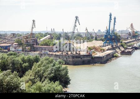 Industriehafen an der donau in bulgarischer Hafenstadt Ruse. Stockfoto