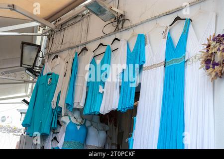 Lindos Straßenmarkt mit blauen und weißen Kleidern, die draußen auf dem Weg zur Akropolis von Lindos hängen Stockfoto