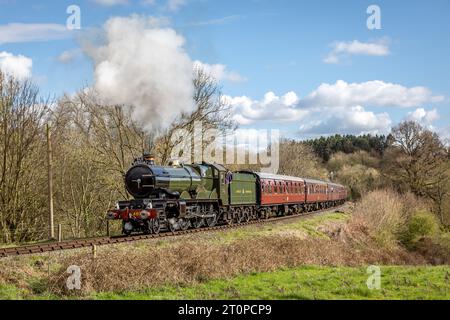 GWR 'Castle' 4-6-0 No. 4079 'Pendennis Castle' passiert die Hay Bridge auf der Severn Valley Railway Stockfoto