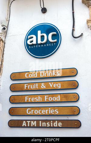 abc Supermarkt-Schild für den griechischen Supermarkt in Lindos Stadt Stockfoto