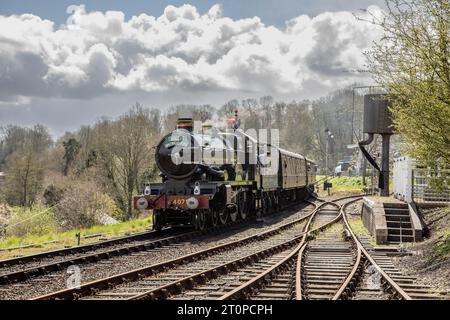 GWR 'Castle' 4-6-0 No. 4079 'Pendennis Castle' erreicht Highley auf der Severn Valley Railway Stockfoto