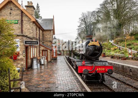 GWR 'Hall' 4-6-0 No. 4930 'Hagley Hall' wartet auf den Bahnhof Arley an der Severn Valley Railway, Worcestershire, England, Großbritannien Stockfoto