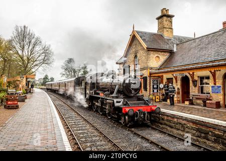 BR '2MT' 2-6-0 Nr. 78018 kommt an der Arley Station an der Severn Valley Railway, Worcestershire, England, Großbritannien Stockfoto