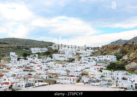 Blick auf die Stadt Lindos, weiße Gebäude von der Akropolis der Festung Lindos auf einem Berg Stockfoto