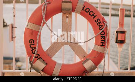 DIE MV Loch Seaforth ist eine CalMac-Fähre zwischen Ullapool und Stornoway in den Äußeren Hebriden Schottlands. Rettungsring-Sicherheitsvorrichtung. Stockfoto