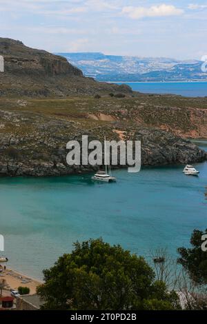 Segelboote im Wasser in Saint Paul's Bay. Blick von der Akropolis von Lindos Stockfoto