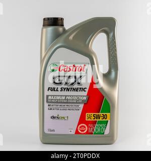 ST. PAUL, MN, USA – 13. SEPTEMBER 2023: Castrol GTX Kunststoffölbehälter und Markenlogo. Stockfoto